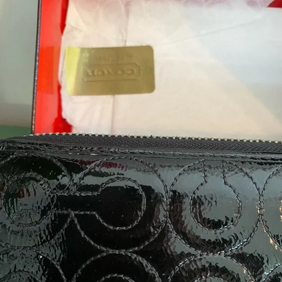 Coach Black Embossed Wallet retails $120 like new - Picture 4 of 9